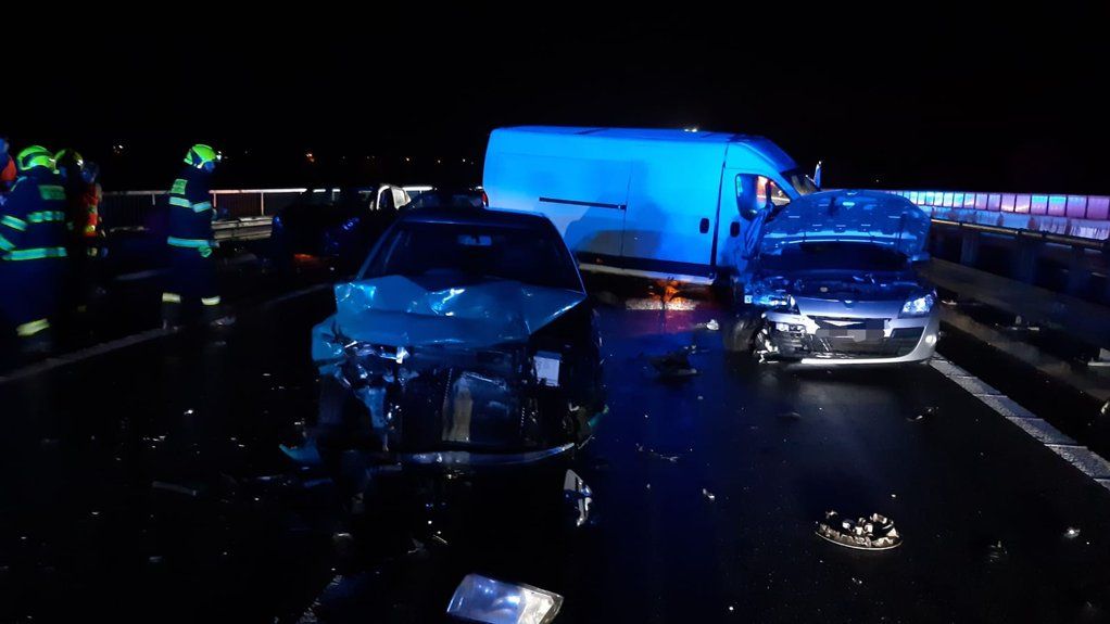 Hromadná nehoda 27 aut uzavřela dálnici D10. Zranilo se 8 lidí